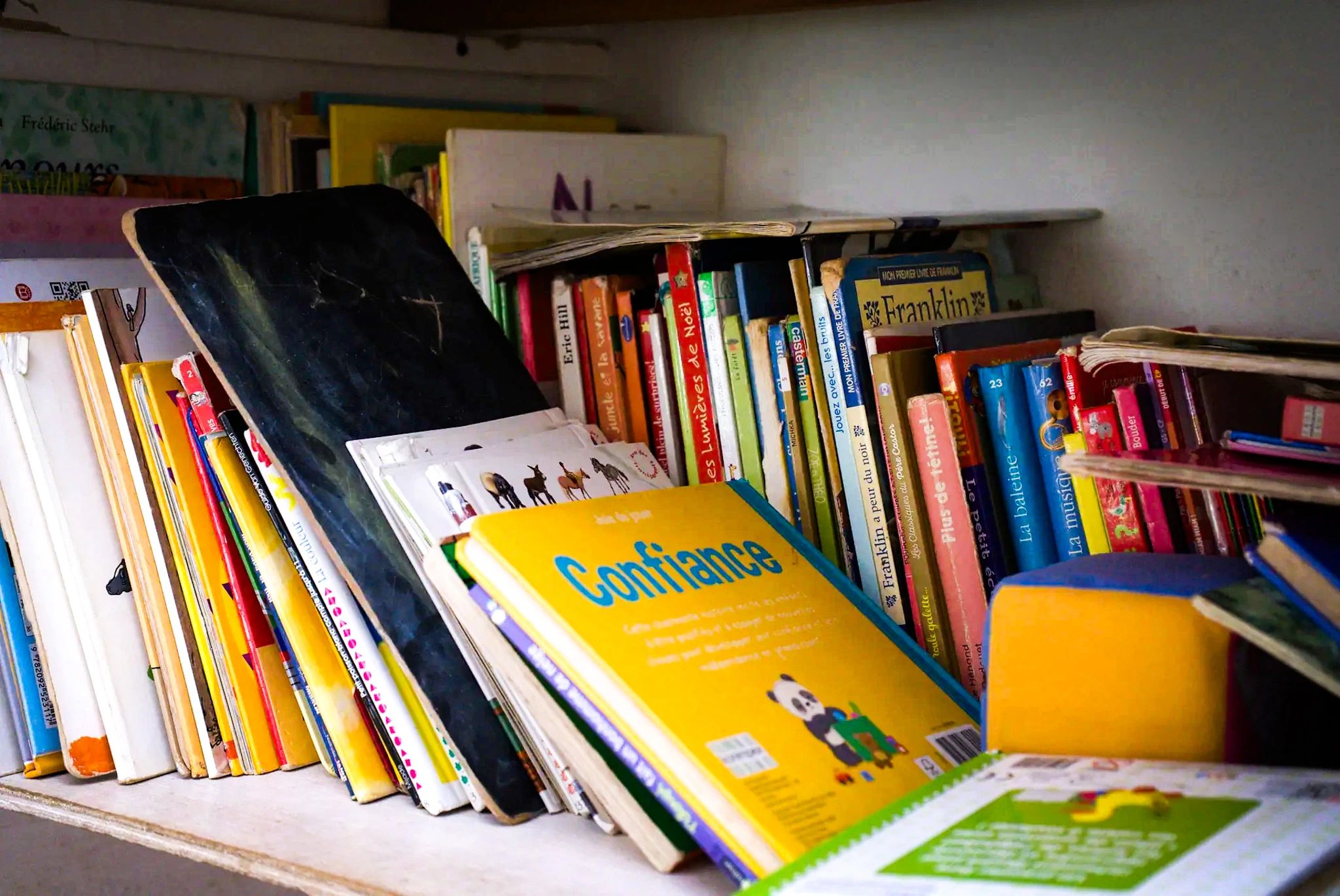 Les albums empilés, à hauteur d’enfant