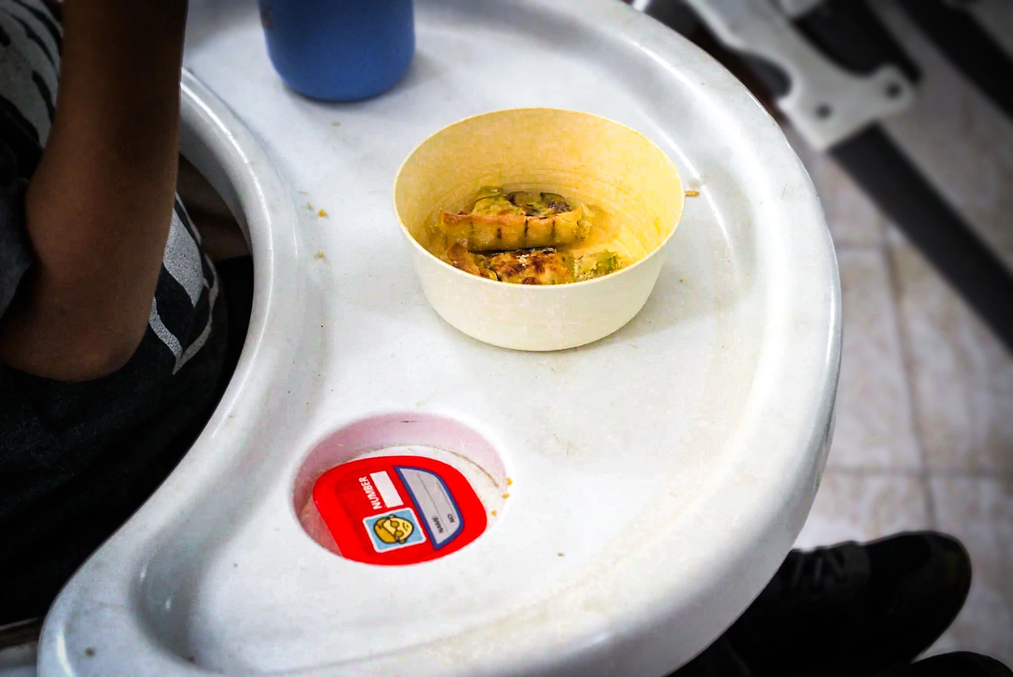 Le bol du goûter sur la tablette de la chaise haute