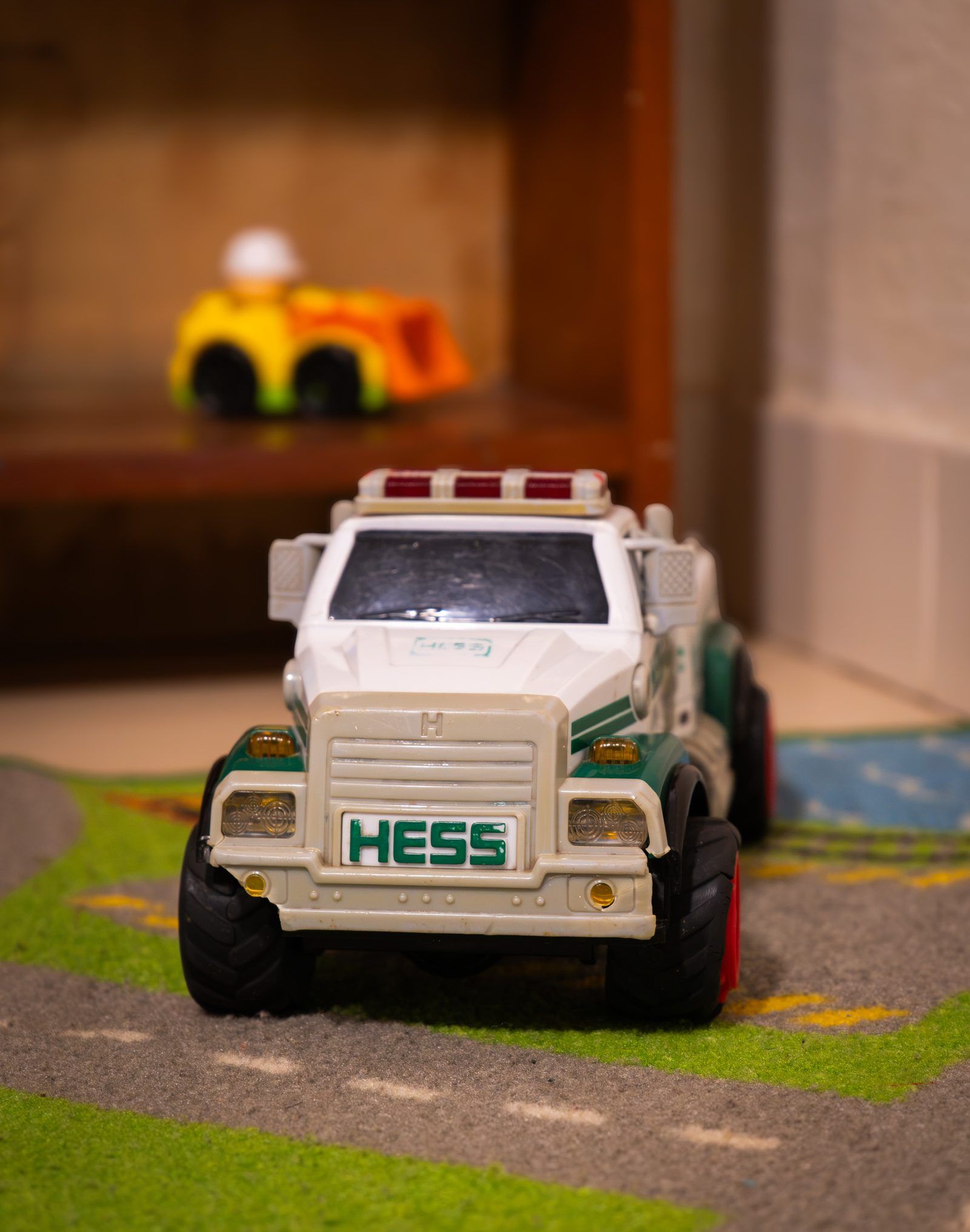 Un camion en bois posé sur le tapis de jeu