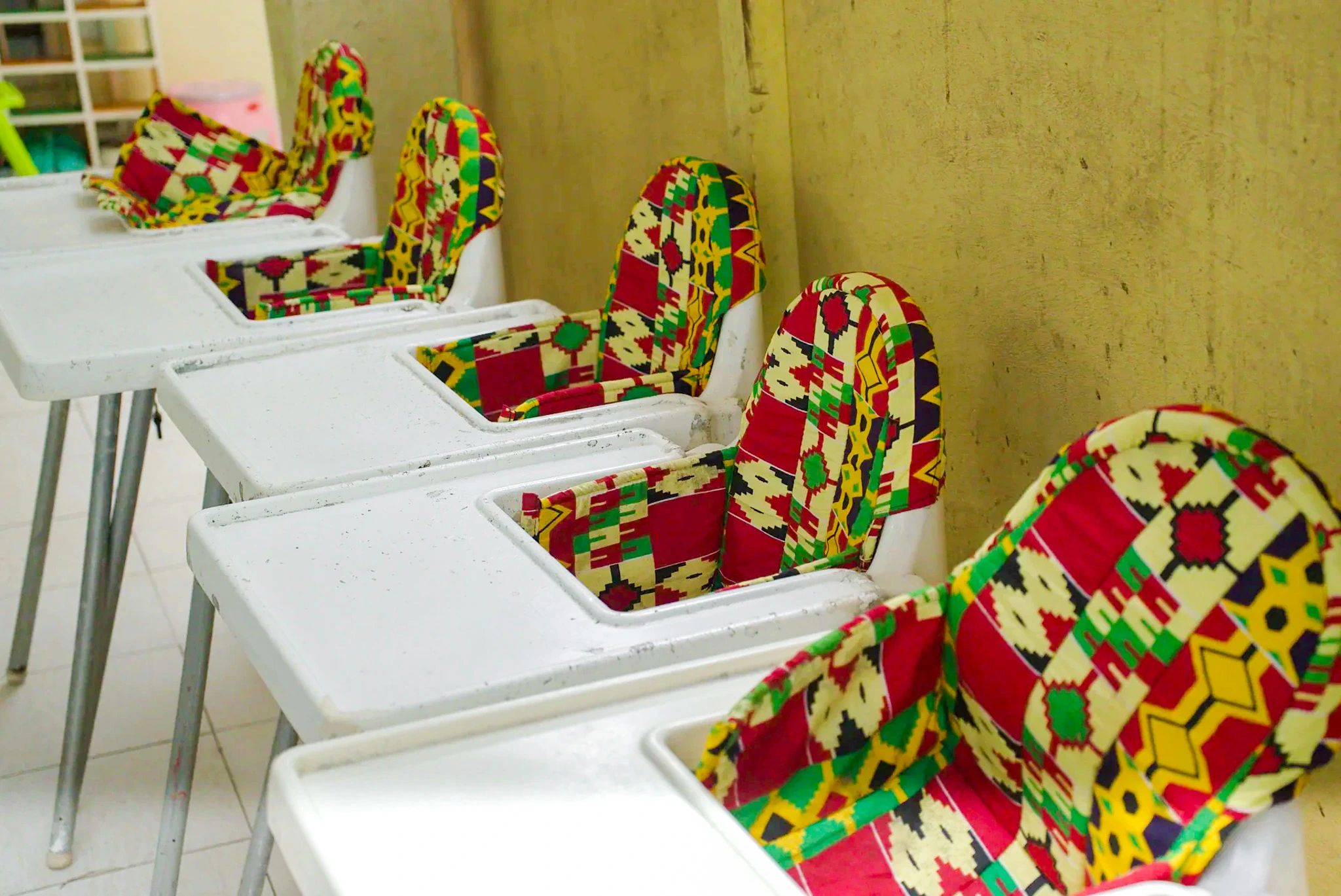 Les chaises hautes et leur tissu wax, prêtes pour le repas