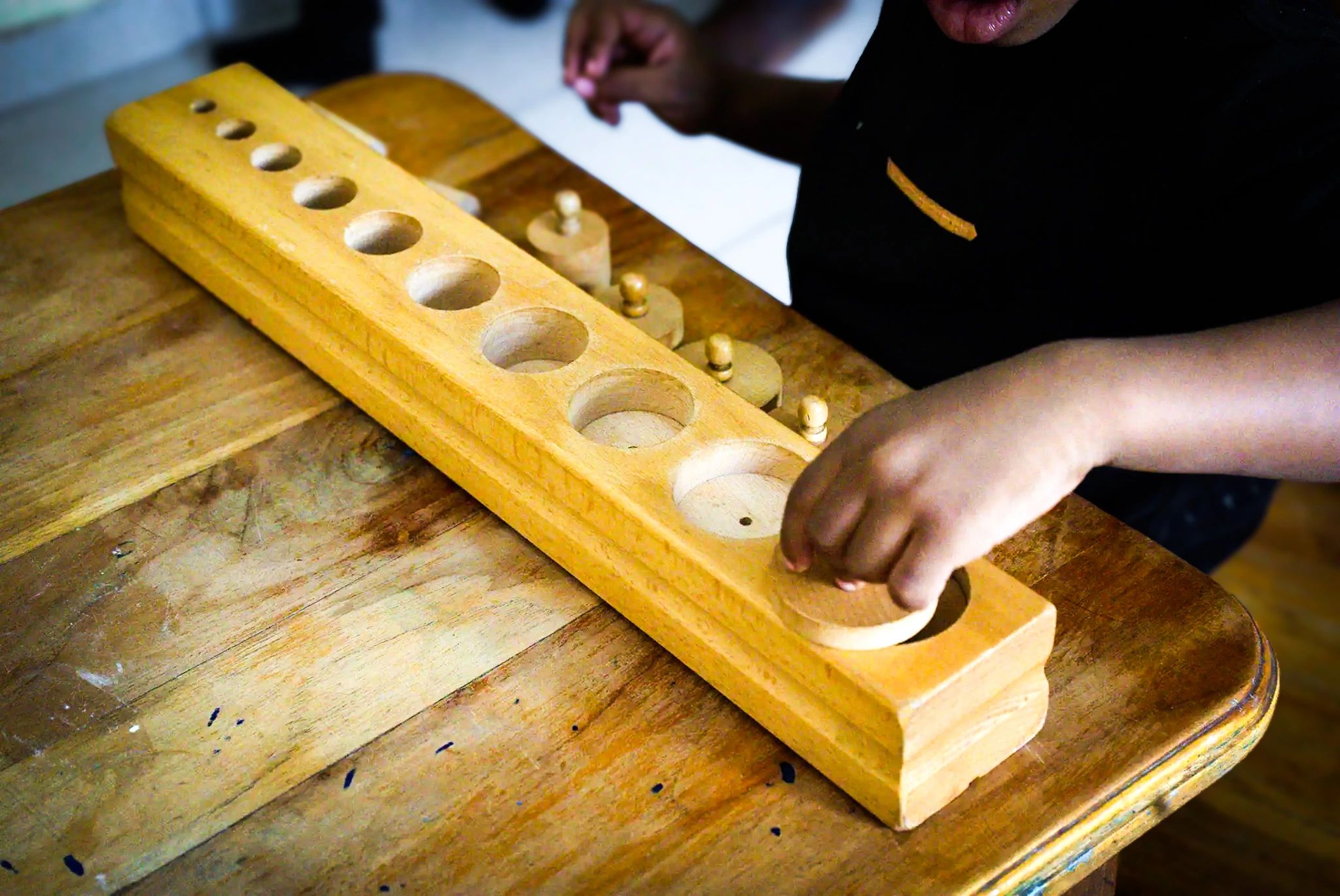 Les cylindres d’emboîtement, matériel Montessori