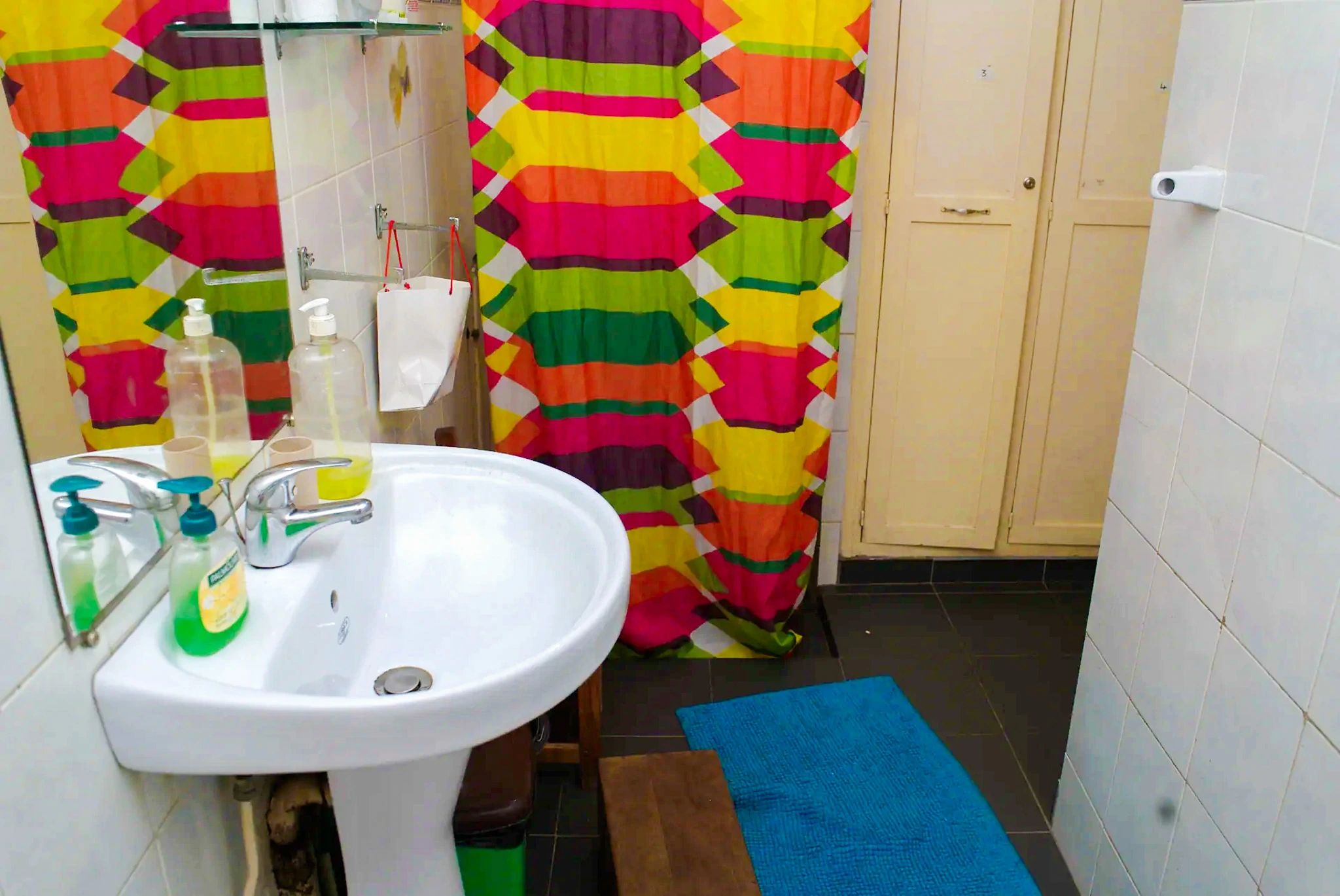 Le lavabo, à la hauteur des enfants