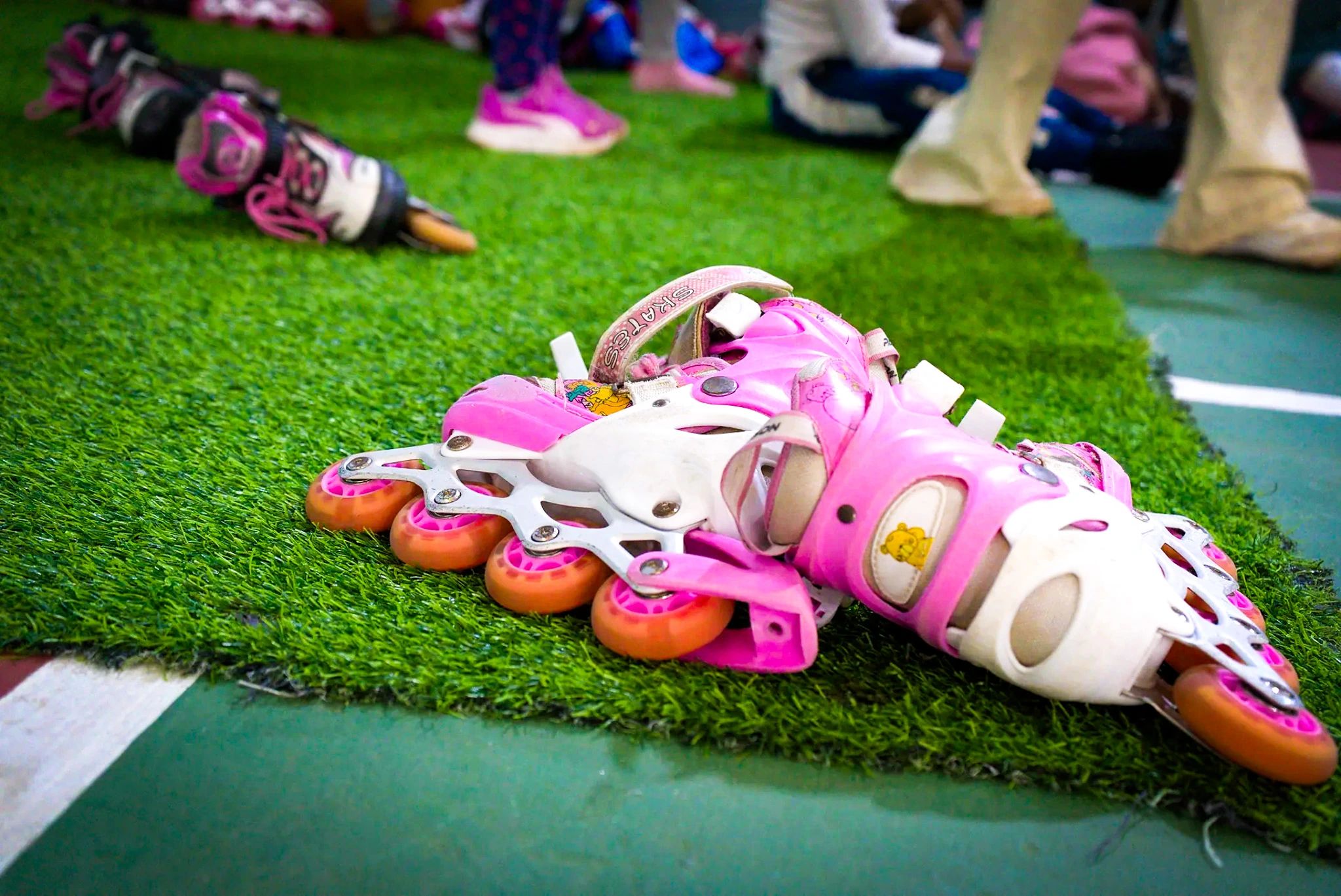 Une paire de rollers et son casque