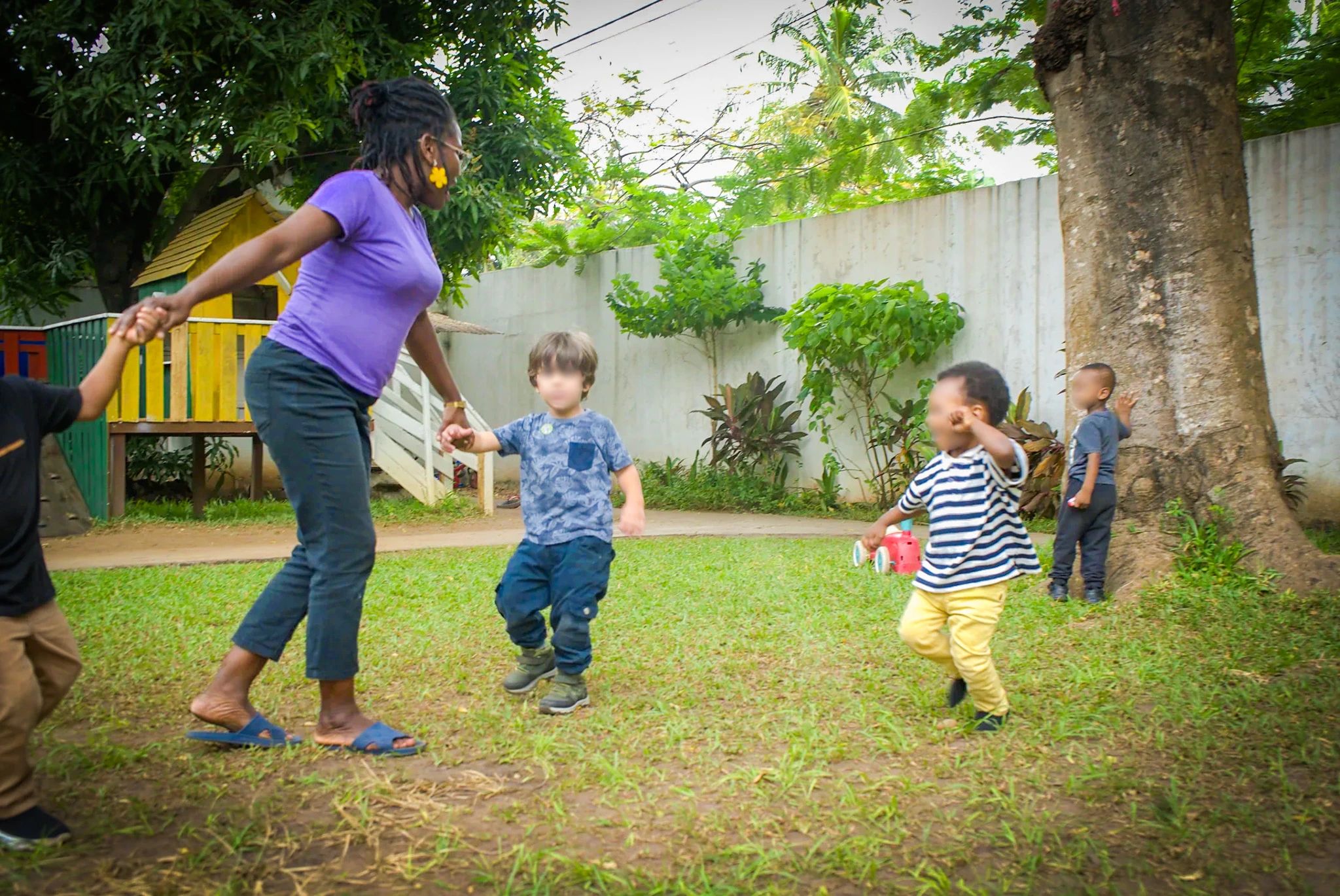 La ronde des enfants dans le jardin