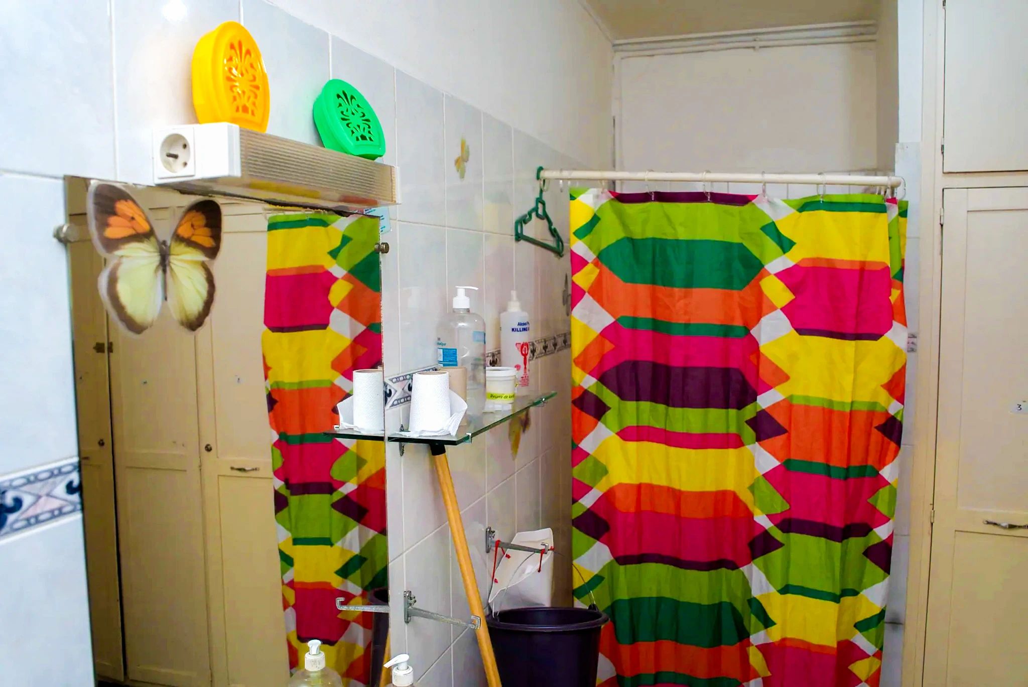 La salle de bain et son rideau coloré