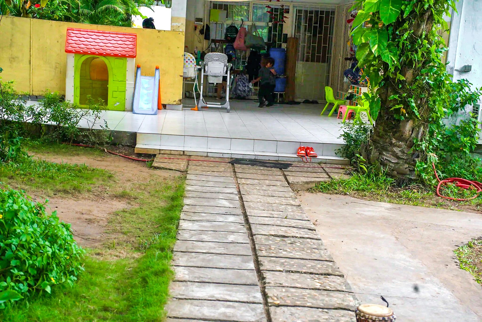 La terrasse et l’allée du jardin