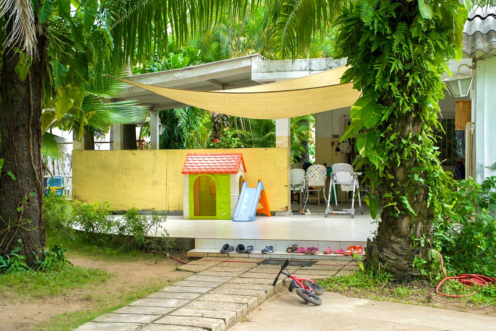 La terrasse couverte, ses chaises et la maisonnette